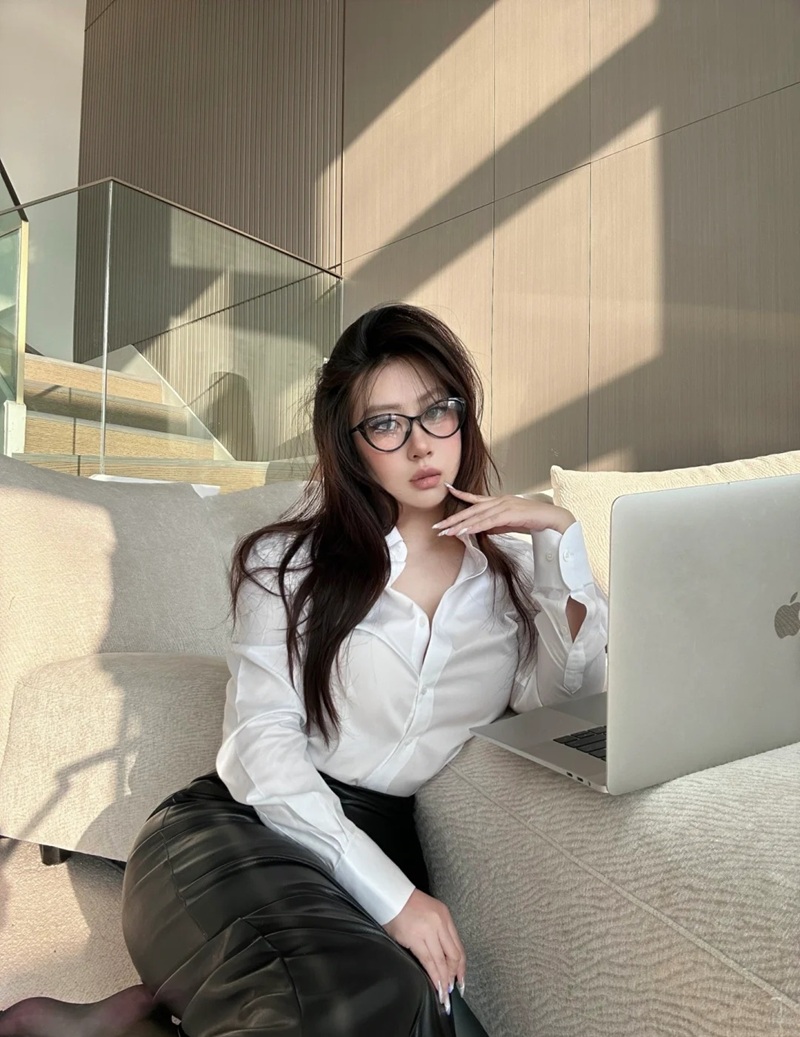 Cosplay thư ký 1