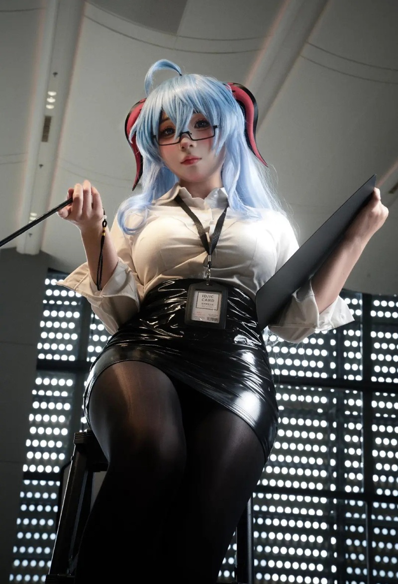Cosplay thư ký 4